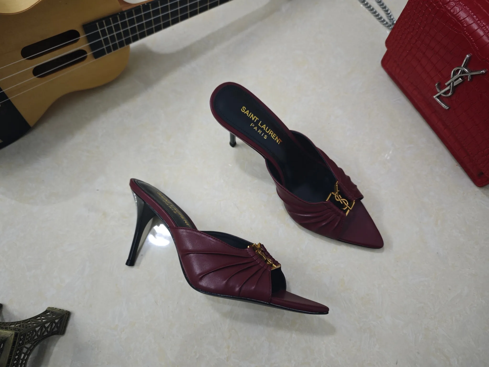 👟👟Ex-factory price 520👟👟 【Saint Laurent】Yves Saint Laurent, stiletto heel YSL sandals💃2025 early autumn counter synchronized with the latest styles, YSL, decoration👠 Classic and high-quality glamorous masterpieces, the hottest spring and summer series in the counter, with temperament, fashion, classic and attractive design style 😌The on-foot effect is particularly beautiful〰️, the material is imported from Italy, small black cow, imported black patent leather, lining, and foot pads; sheepskin, heel height, stiletto 9cm, size 35-41 (34.41.42 must be customized, non-returnable) outsole; imported genuine leather outsole, complete with counter packaging